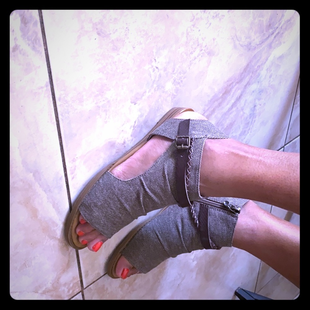 Im selling some sandals!Thank you for stopping by!